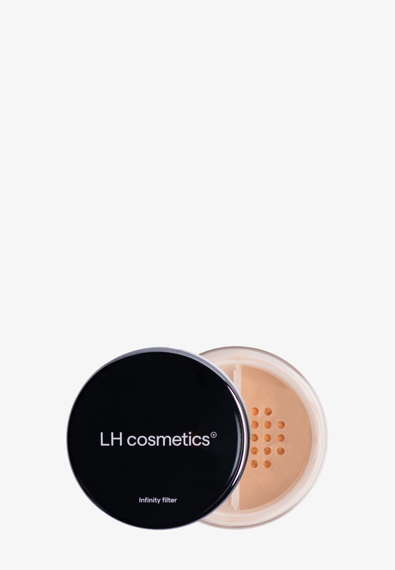 Boîte de poudre libre avec couvercle noir portant l'inscription "LH cosmetics Infinity filter", montrant une poudre beige et des trous tamis à l'intérieur.