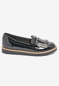 Zwarte gepatineerde leren loafers met een franjerand aan de voorkant, een contrasterende tankleurige zool en textuurstiksel aan de zijkanten.