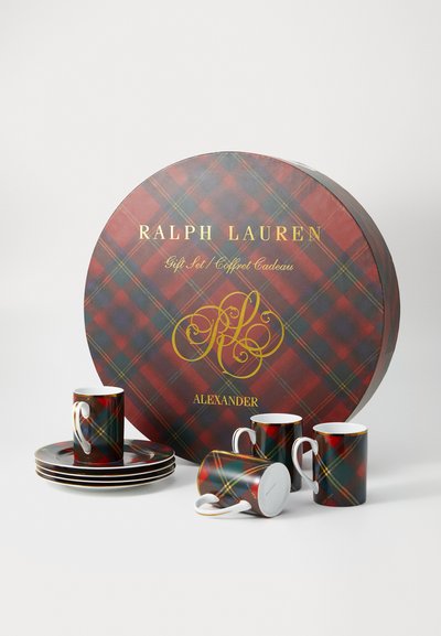 Okrogla kutija poklona Ralph Lauren s četiri šalice u crveno-zelenom kariranom uzorku i odgovarajućim tanjurima na bijeloj pozadini.