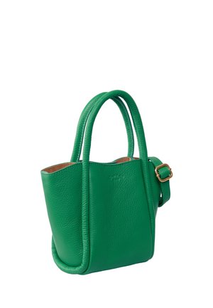 Kleine grüne Ledertasche mit doppelten Tragegriffen und verstellbarem Riemen mit goldfarbener Schnalle auf weißem Hintergrund.