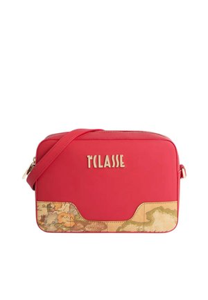 Borsa a tracolla rossa in materiale sintetico con dettaglio a mappa sul fondo, dotata di cerniera superiore e logo metallico. Tracolla regolabile inclusa.