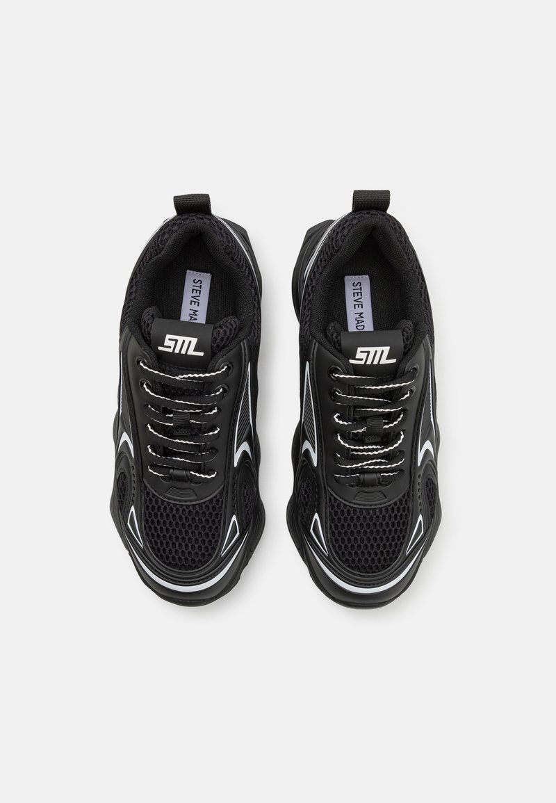 Baskets de sport noires avec une tige en maille, des accents blancs et des lacets contrastants. Conçues avec un bout arrondi et un col rembourré pour le confort.
