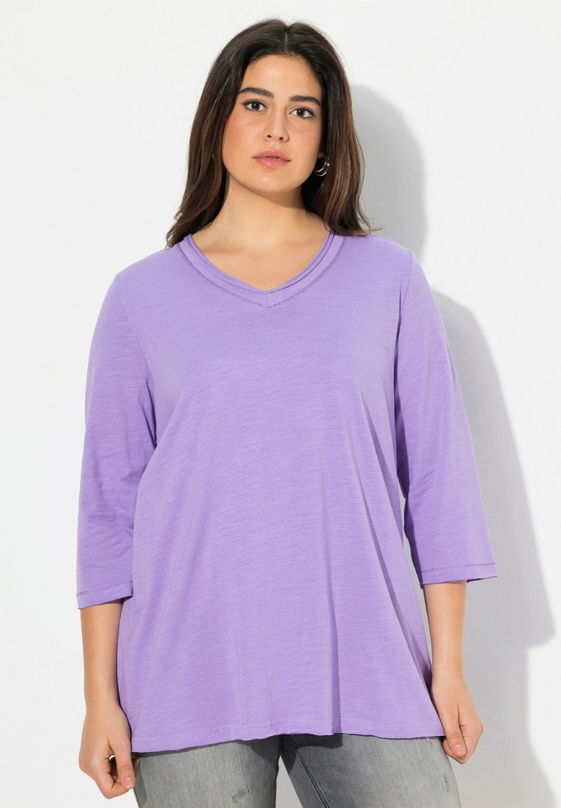 Lila långärmad V-ringad topp, avslappnad passform, lättviktig tyg, med sydda detaljer vid halslinjen och något utställda ärmar.