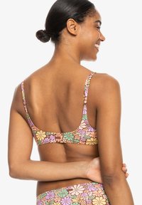 Bralette met bloemmotief in pastelkleuren met dunne bandjes, voorzien van een scoopback-ontwerp en een zachte, gladde textuur.