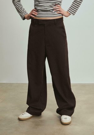 STRIPED SMART BAGGY - Nohavice - brown