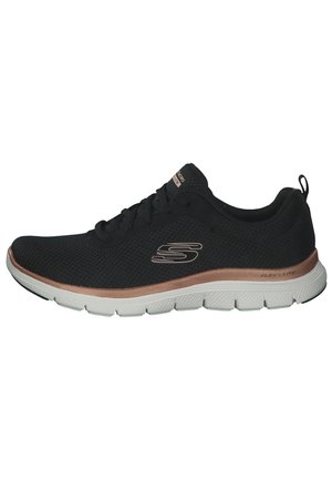 Schwarzer Skechers Sportschuh mit Mesh-Obermaterial, weißer Sohle, roségoldfarbenem Akzent und "S" Logo an der Seite, im Profil nach links gezeigt.