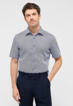 Kurzarmhemd in Marineblau mit weißem geometrischem Muster, ausgestattet mit einer Knopfleiste und einem klassischen Kragen. Glatte Stofftextur.