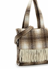 Bolso de cuadros marrón y beige con dos asas y borlas de flecos de color crema colgando del solapa frontal.