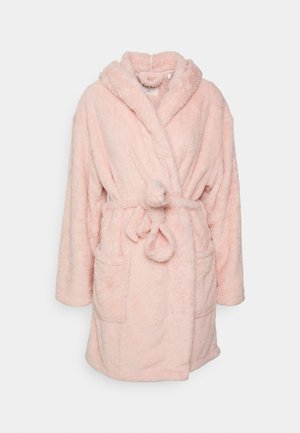 Rosa, fluffig morgonrock gjord av mjukt tyg med huva, långa ärmar, två framfickor och ett knytbälte. Har rundad knytdetalj i midjan.