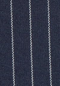 Tissu bleu marine présentant une surface texturée avec des rayures verticales bleu clair sur toute la longueur. Fini lisse avec un motif subtil.