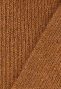 Bruine gebreide stof met een fijne geribbelde textuur en een zachte uitstraling, met verweven vezels voor extra warmte en diepte.