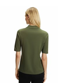 Korte mouw polo shirt in olijfgroen met een kraag, een gladde textuur en een rechte snit. Geen zichtbare patronen of hardware details.