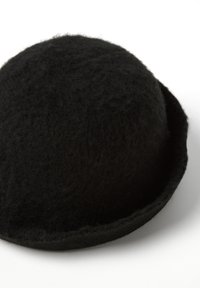 Cappello di feltro nero con una corona tondeggiante a forma di cupola e un visiera piatta. Il materiale sembra morbido e testurizzato con una finitura liscia.