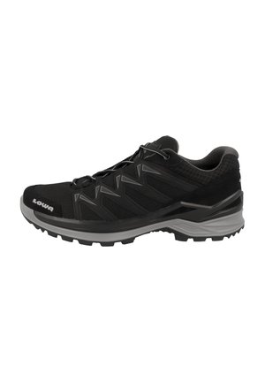 Schwarzer Sportschuh mit atmungsaktivem Mesh-Obermaterial, Gummisohle und verstärktem Zehenbereich. Verfügt über reflektierende Akzente und ein sicheres Schnürsystem.