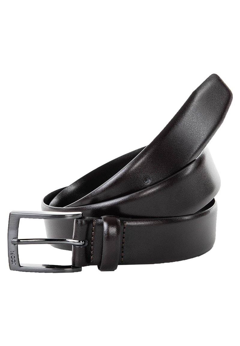 Brun lærbelte med en glatt overflate, som har en spenne i sølvfarget metall og pent søm langs kantene.