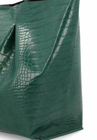 Groene tote bag van leer met krokodillenpatroon en een gladde, glanzende afwerking; heeft diepe zijplooien en duidelijke stikdetails.