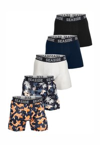 Cinq paires de boxers pour hommes : noir, marine, blanc et à motifs tropicaux avec des poissons oranges, dotés d'une ceinture de marque.