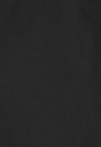 Schwarzer Stoff mit glatter Textur und subtiler Schimmer, der einen einheitlichen Farbton aufweist und keine sichtbaren Muster oder hardwaredetails hat.