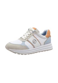 Baskets blanches avec des accents gris clair, bleu et orange. Dotées d'un dessus texturé, de lacets plats et d'une épaisse semelle blanche avec une bonne traction.