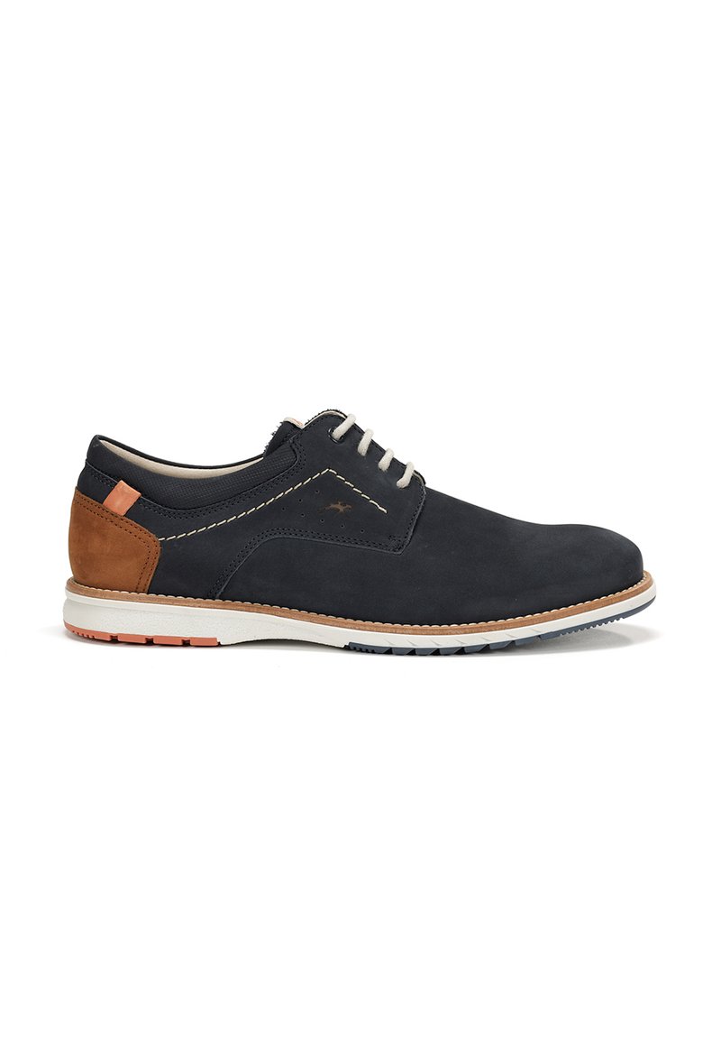 Chaussures en daim navy avec des accents beige, des coutures blanches contrastantes et une semelle en caoutchouc texturée avec des détails bleus et orange.