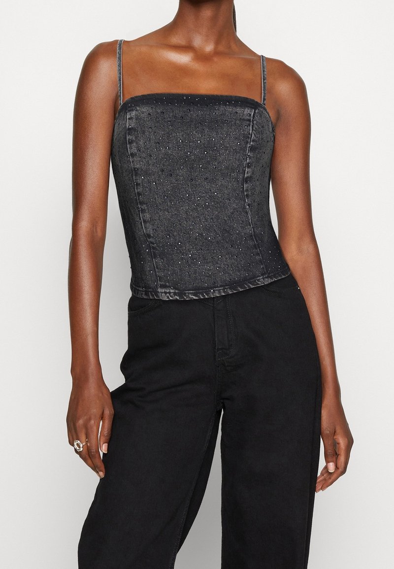 Top bustier in denim nero con spalline sottili, tessuto testurizzato impreziosito da piccole perline, caratterizzato da una silhouette aderente e un scollo dritto.