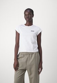 Levi's® GRAPHIC AUTHENTIC TSHIRT - Tricou basic - bright white