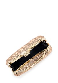 Clutch-Tasche in Roségold, bedeckt mit Strasssteinen, mit einem metallischen Verschluss und schwarzem Innenraum. Besitzt eine glatte Textur und eine geschwungene Form.