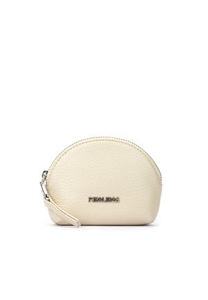 Monedero pequeño de cuero texturizado color beige con cierre de cremallera y correa para la muñeca, con el grabado "PIKOLINOS" en el frente.