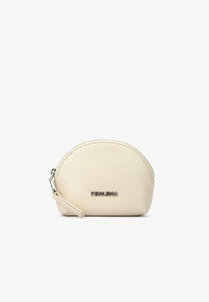 Monedero pequeño de cuero texturizado color beige con cierre de cremallera y correa para la muñeca, con el grabado "PIKOLINOS" en el frente.