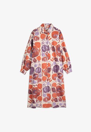 Vestido largo abotonado con mangas largas, que presenta un audaz patrón floral en naranja y púrpura sobre un fondo beige.