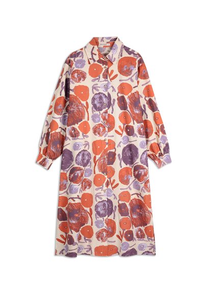 Długa sukienka zapinana na guziki z długimi rękawami, ozdobiona odważnym kwiatowym wzorem w pomarańczowym i purpurowym kolorze na beżowym tle.