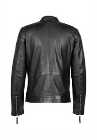 Chaqueta de cuero negra con corte recto, con bolsillos con cremallera a los lados y una textura suave. Sin logotipos ni adornos visibles.