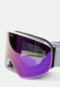 Gafas de esquí con un marco blanco, lentes de degradado púrpura y una correa ajustable gris. Presentan herrajes negros y un acolchado interior suave.