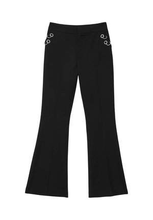 Pantalons évasés noirs au toucher lisse, avec des accents en anneau argenté sur les poches et une ceinture ajustée. Pas de fermetures visibles.