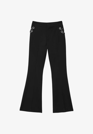 Pantalons évasés noirs au toucher lisse, avec des accents en anneau argenté sur les poches et une ceinture ajustée. Pas de fermetures visibles.