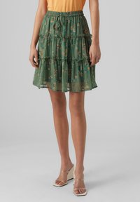 Vero Moda VMSMILLA SHORT FRILL SKIRT - A-line skjørt - laurel wreath