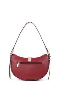 Borsa a spalla in pelle rossa con design curvo, dotata di una tasca con zip frontale, tracolla beige e dettagli in metallo dorato.