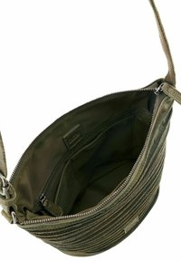 Bolso cruzado texturizado verde con apertura con cremallera, bolsillo interior con cremallera y correa ajustable.