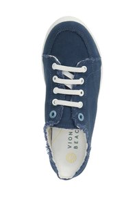 Blauwe canvas sneakers met witte veters, ronde neus en een gestructureerde, rafelige rand. Voorzien van blauwe metalen oogjes en een logo op de binnenzool.