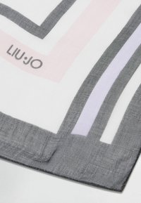 Ruudu-siidist sall, millel on geomeetriline muster hallis, valges ja pastelses toonis. Brändinimi "LIUJO" on peenes trükis.