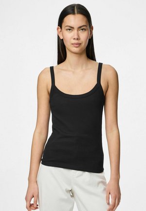 Zwart geribbeld tanktop met dunne bandjes en een brede ronde halslijn, ontworpen voor een aangesloten silhouet. Draagt met lichtgekleurde broek.