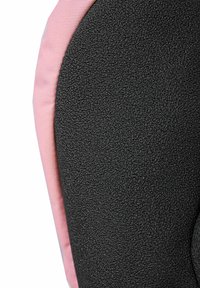 Stylischer Rucksack mit einer strukturierten schwarzen Oberfläche und einem glatten pinken Akzent am Rand, der ein weiches, aber strapazierfähiges Material zeigt.