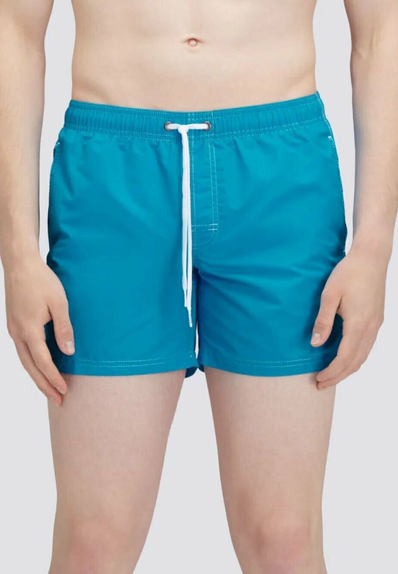 Pantaloni da bagno turchesi realizzati in un tessuto leggero, dotati di una cintura elastica, chiusura con cordino e dettagli in cucitura bianca.
