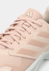 Αθλητικό παπούτσι σε ανοιχτό ροζ χρώμα με πλέγμα και λείες συνθετικές επικαλύψεις. Περιλαμβάνει επίπεδα κορδόνια και υφασμένη σόλα με διακριτικές λεπτομέρειες.