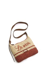 Borsa a tracolla intrecciata con strisce marroni e beige, ricamo rosso "La Mer" e tracolla regolabile in pelle marrone su sfondo bianco.