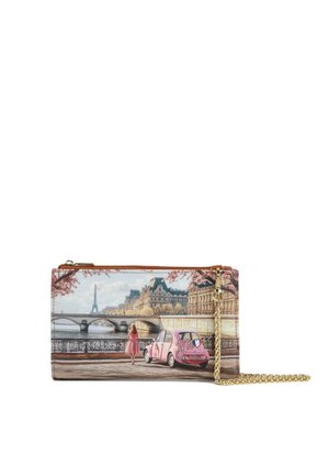Borsa a mano con scena di Parigi che presenta una donna in abito rosa, auto vintage rosa, fiume, ponte, Torre Eiffel e alberi in fiore rosa, tracolla a catena dorata.