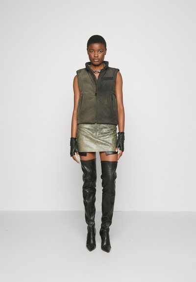 032c AURORA FITTED VEST - Veste sans manches - brown