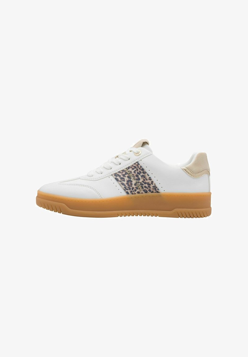 Baskets en cuir blanc avec accents en imprimé léopard, col rembourré et semelle en caoutchouc beige. Comprend un design à lacets et des détails perforés.