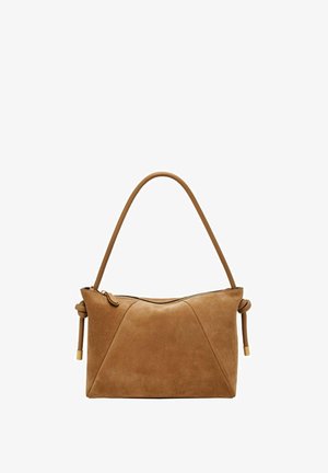 Braune Wildleder-Handtasche mit einem geschwungenen Reißverschlussverschluss, ausgestattet mit einem einzelnen Schulterriemen und geknoteten Akzenten an den Seiten. Texturierte Oberfläche mit geometrischem Design.