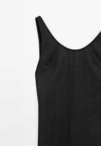 Vestito nero senza maniche con una texture liscia, scollatura a forma di barca e una silhouette aderente. Presenta cuciture minime e nessun motivo visibile.